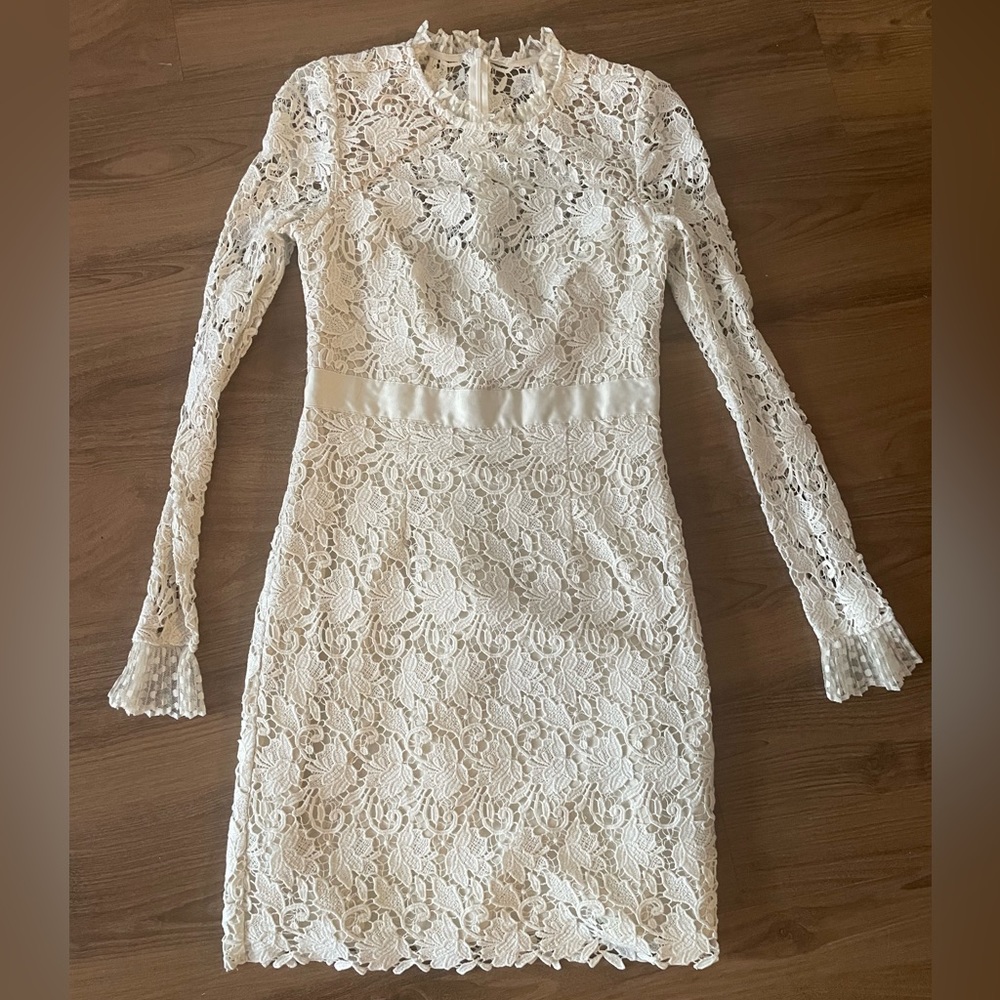 Stunning Monique Lhuillier ivory lace sheath dress. Size 8. Fits like a size 6.